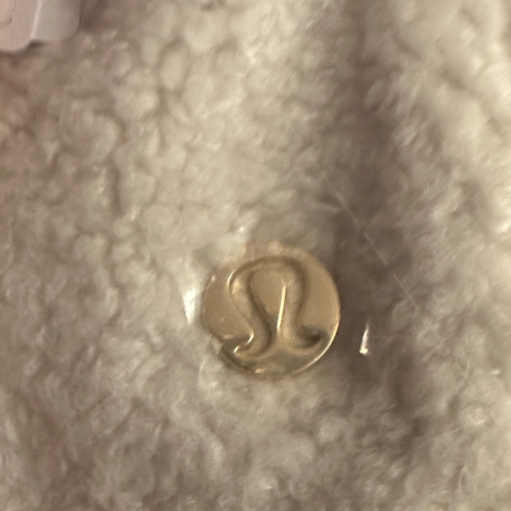 Lululemon Everywhere White Sherpa with Gold Hardware Belt Bag - Picture 2 of 4